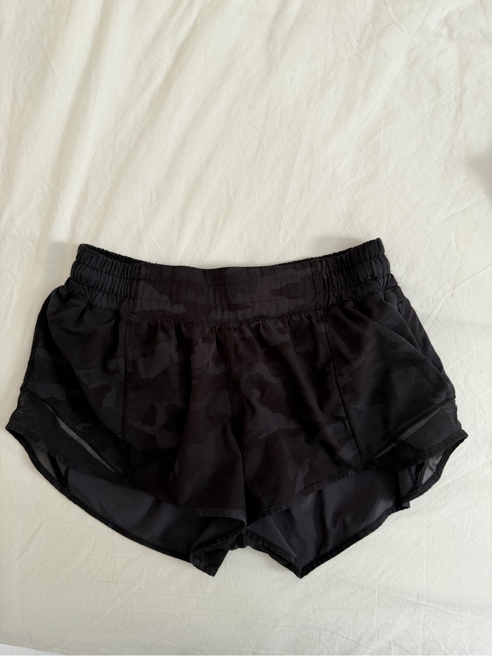 LULULEMON Women’s Black Camouflage HOTTY HOT Shorts SIZE 6